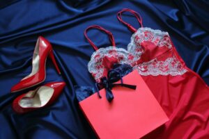 Robe rouge, chaussures assorties et emballage cadeau rouge avec un nœud papillon noir.