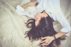 Femme allongée détendue sur un tapis moelleux