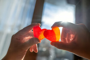 Deux bonbons en forme de cœur tenus à contre-jour