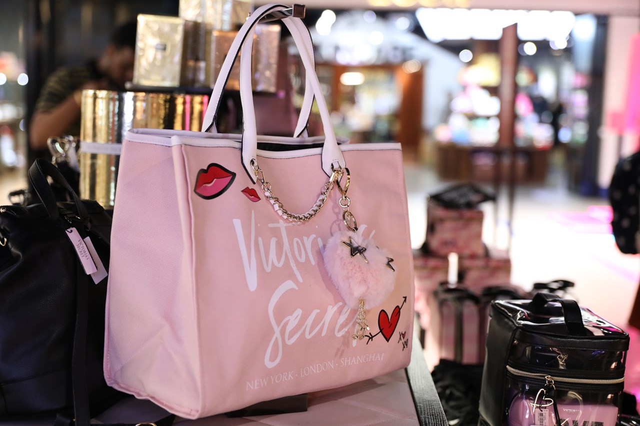 Sac shopping Victoria's Secret rose avec logo et décorations sur le devant