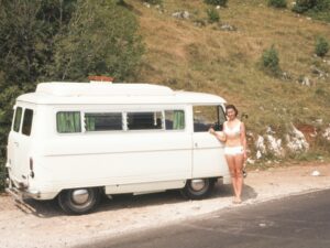 Bikini vintage des années 70, porté en bord de route lors de vacances estivales.